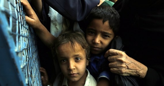 Milionom ludzi w Jemenie grozi śmierć głodowa z powodu blokady tego kraju przez koalicję pod wodzą Arabii Saudyjskiej - ostrzegł w środę w Nowym Jorku Mark Lowcock, koordynator ONZ ds. pomocy humanitarnej.