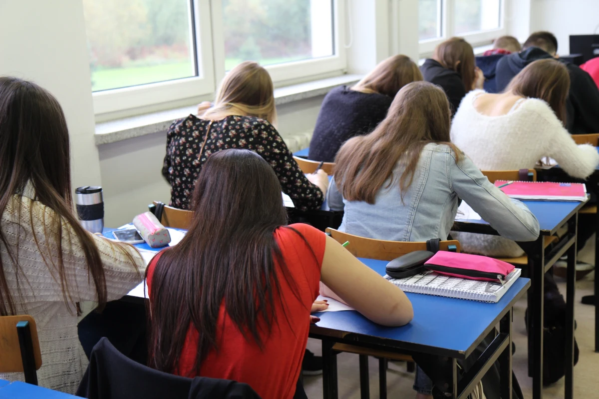 W ciągu roku liczba nauczycieli na etatach zwiększyła się o kilkanaście tysięcy - informuje "Dziennik Gazeta Prawna". Jak zaznacza, to przeczyłoby powtarzanej w środowisku teorii, że reforma edukacji doprowadzi do masowych zwolnień w szkołach.