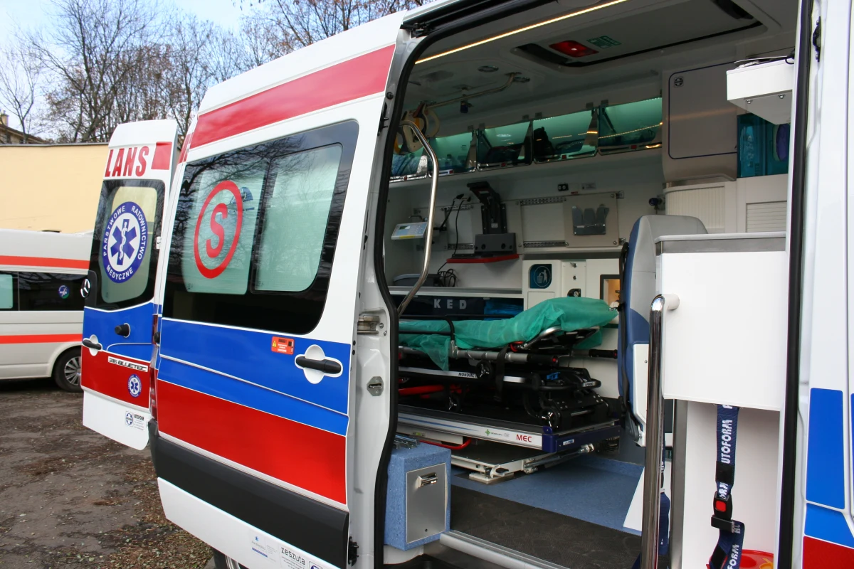 Niebezpieczny wypadek w małopolskim Pcimiu: na lokalnej drodze szkolny bus zderzył się z samochodem osobowym. Troje dzieci i dorosłą kobietę przewieziono na obserwację do szpitala w Myślenicach.