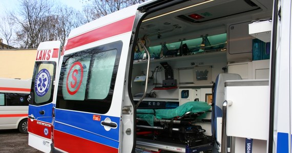 Niebezpieczny wypadek w małopolskim Pcimiu: na lokalnej drodze szkolny bus zderzył się z samochodem osobowym. Troje dzieci i dorosłą kobietę przewieziono na obserwację do szpitala w Myślenicach.