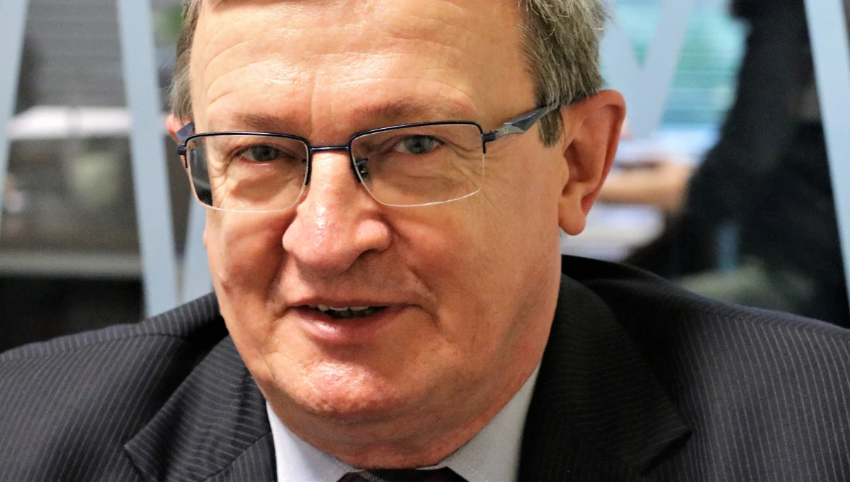 „Apeluję o cierpliwość” - mówił w Porannej rozmowie w RMF FM polityk Solidarnej Polski Tadeusz Cymański, odnosząc się do pytania o zapowiadaną rekonstrukcję rządu. „Człowiek cierpliwy wart więcej niż bohater” - dodał. Pytany przez Roberta Mazurka o to, czy premier Beata Szydło pozostanie na stanowisku, odpowiedział: „Ciężko powiedzieć”. „Mamy dwóch kapitanów na tym naszym statku. (…) Kaczyński w każdej chwili może ster chwycić. Świat się nie zawali, wręcz przeciwnie” - ocenił Cymański. Co dalej z handlem w niedziele, czy sklepy będą zamknięte? „Mnie rozczarowuje propozycja rządu, że co dwie niedziele. Jeśli tak, to w ogóle nie wiem, czy jest dobrze to zaczynać” - mówił polityk Solidarnej Polski. „Uważam, że cztery niedziele nie zawalą Polski. Jest kilka procent ludzi, którzy muszą w niedzielę robić zakupy” - stwierdził. „Dlaczego w imię uszczerbku swojego luksusu, swoich przyzwyczajeń i nawyków, czy przyjemności i wygody, nie możemy dla 300 tysięcy ludzi uczynić pewny gest” - zastanawiał się gość Porannej rozmowy w RMF FM. Gospodarz programu przypomniał propozycję Ryszarda Petru, który chce, by każdy miał prawo do wolnej niedzieli, chyba że zdecyduje inaczej ze względów ekonomicznych. „Niech mnie pan nie kusi, żebym po prostu nie wybuchł” - odpowiedział Tadeusz Cymański.