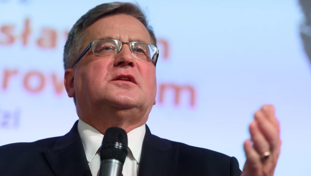 ​Tajna notatka ABW z 2012 roku dotycząca Amber Gold, ostrzegającą najważniejsze osoby w państwie przed piramidą finansową, na ponad miesiąc utknęła w Kancelarii Prezydenta Bronisława Komorowskiego. Z odtajnionych dokumentów - do których dotarł nasz reporter Patryk Michalski - wynika, że z pismem najpierw zapoznał się ówczesny szef kancelarii prezydenta Jacek Michałowski, a dopiero miesiąc później sam Bronisław Komorowski.