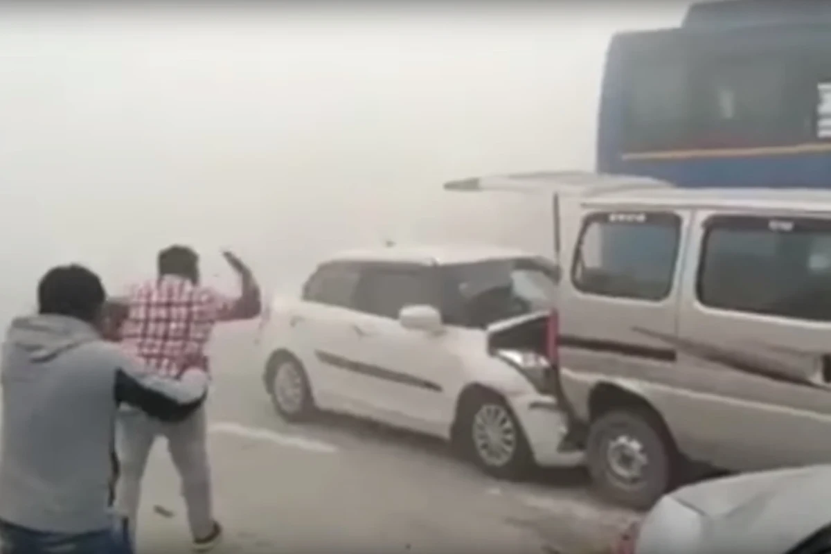 6 osób zostało rannych w potężnym karambolu na autostradzie w Indiach. Samochody zderzyły się przez smog. Do zdarzenia doszło w okolicach Dankaur, położonego około 50 km od Delhi. Stolica Indii od trzech dni walczy z rekordowym zanieczyszczeniem powietrza. Normy Światowej Organizacji Zdrowia zostały przekroczone kilkudziesięciokrotnie. Gubernator Delhi Arvind Kejriwal nazwał miasto "komorą gazową".