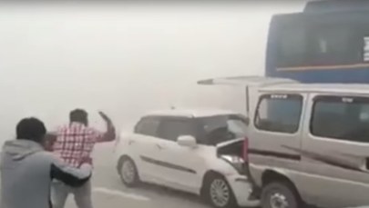 Smog przyczyną potężnego karambolu. Delhi jest jak "komora gazowa"