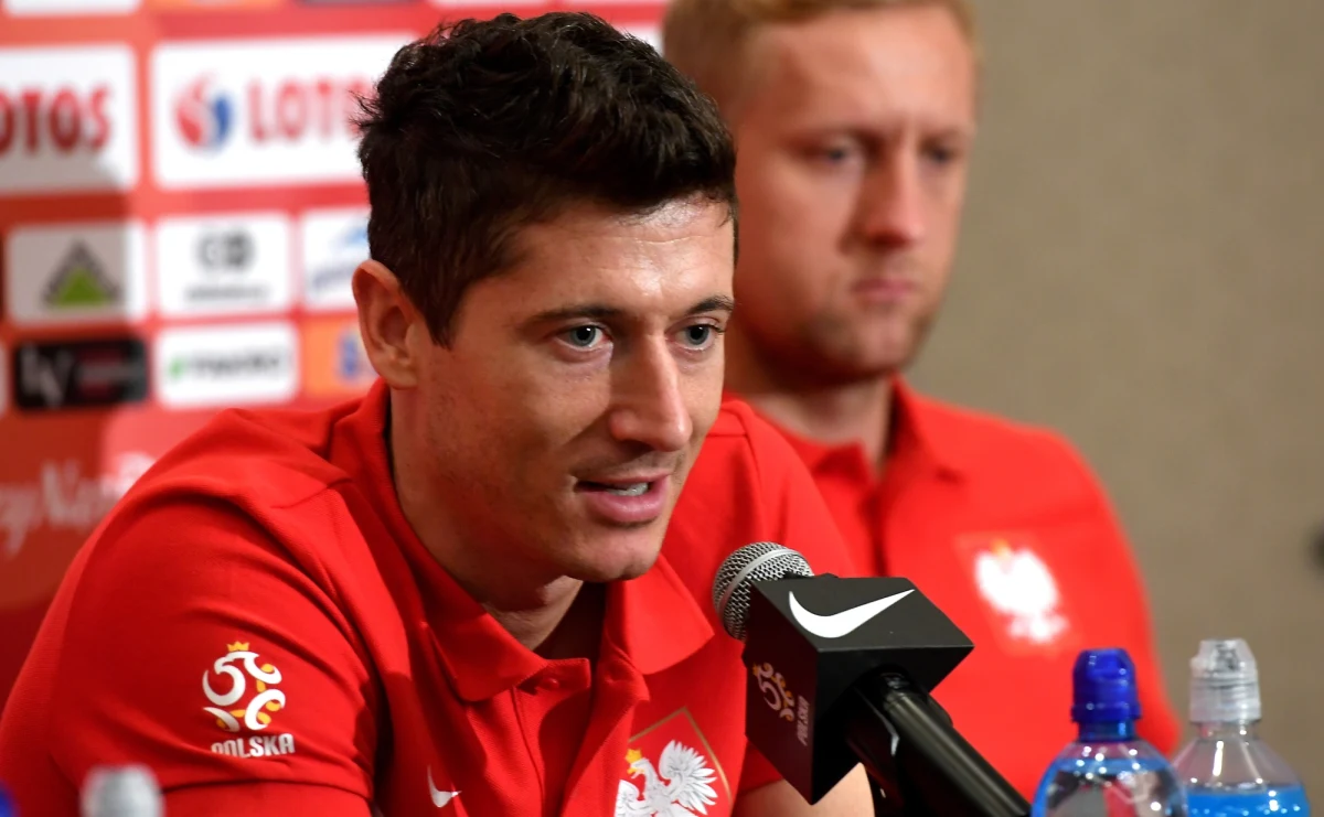 Lekarz reprezentacji Polski Jacek Jaroszewski zadecydował, że kontuzja Roberta Lewandowskiego musi zostać całkowicie wyleczona, zanim kapitan drużyny znów wybiegnie na boisko - informuje portal Łączy nas piłka. A to oznacza to, że Lewandowski nie wystąpi ani w meczu z Urugwajem, ani przeciwko Meksykowi.