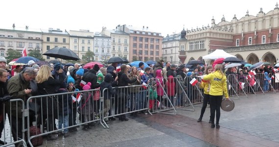 66. Lekcja Śpiewania z okazji Narodowego Święta Niepodległości odbędzie się 11 listopada na Rynku Głównym w Krakowie. Do rąk uczestników trafi 6,5 tysiąca bezpłatnych śpiewników, przygotowanych przez Kancelarię Prezydenta Miasta Krakowa.