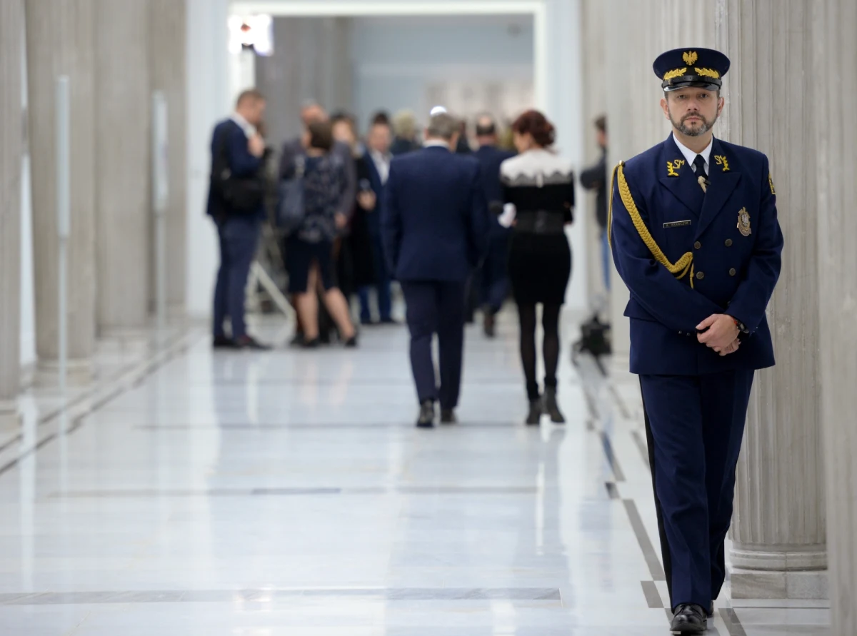 Do 160 pracujących dziś w Sejmie strażników komisyjny projekt ustawy o Straży Marszałkowskiej dokłada niemal drugie tyle etatów. To fakt, że sytuacja straży wymaga uregulowania, ale skala uprawnień, jakie posłowie chcą powierzyć liczącej prawie 300 osób uzbrojonej formacji pod komendą marszałka Sejmu każe się zastanowić, czy nie chodzi o stworzenie de facto nowej służby specjalnej.