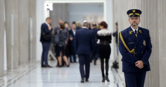 Do 160 pracujących dziś w Sejmie strażników komisyjny projekt ustawy o Straży Marszałkowskiej dokłada niemal drugie tyle etatów. To fakt, że sytuacja straży wymaga uregulowania, ale skala uprawnień, jakie posłowie chcą powierzyć liczącej prawie 300 osób uzbrojonej formacji pod komendą marszałka Sejmu każe się zastanowić, czy nie chodzi o stworzenie de facto nowej służby specjalnej.