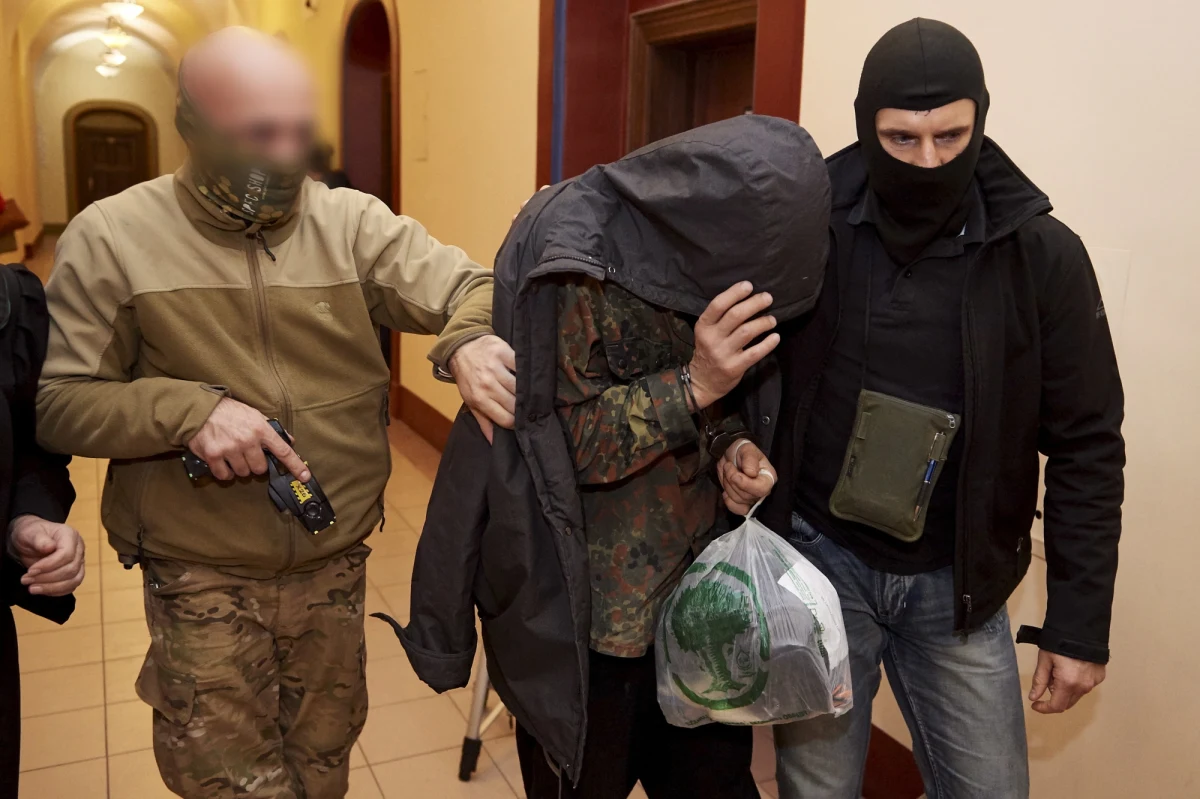 Gdański sąd zdecydował o aresztowaniu 54-latka, któremu zarzucono okradanie grobów ze zwłok. Na leśnych terenach w Gdańsku odnaleziono dotychczas dziewięć zakopanych worków zawierających ludzkie szczątki. Decyzję w sprawie aresztu Sąd Rejonowy Gdańsk-Południe podjął w czwartek po południu na niejawnym posiedzeniu. O zastosowanie takiego środka zapobiegawczego  wnioskowała prokuratura. Obrońca z urzędu wnioskował o oddanie mężczyzny pod dozór policji i poddanie go leczeniu.