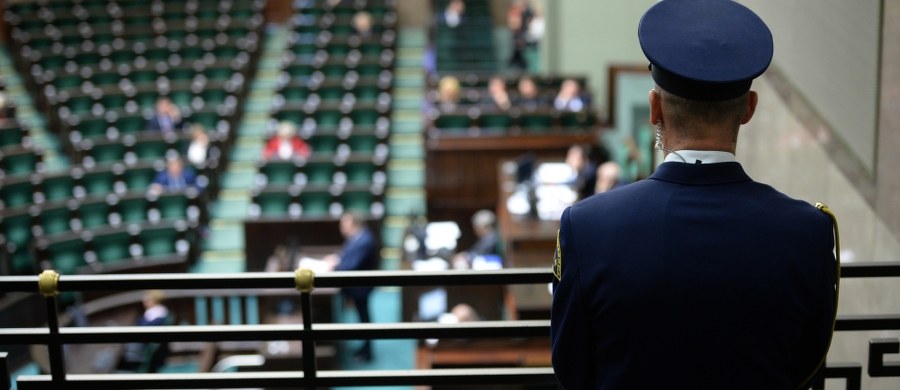 Sejm znowelizował tegoroczny budżet i ustawę okołobudżetową, co umożliwi m.in. wypłatę 2,3 mld zł rekompensat dla górników oraz 980 mln zł dla publicznych telewizji i radia. Przepadły wnioski PO i Nowoczesnej o odrzucenie noweli oraz poprawki dot. m.in. wstrzymania przekazania pieniędzy dla mediów. W czwartkowym głosowaniu nad nowelizacją budżetu wzięło udział 432 posłów, za uchwaleniem nowelizacji opowiedziało się 235, przeciw było 193 posłów, a 4 wstrzymało się od głosu. Natomiast w głosowaniu nad nowelą ustawy okołobudżetowej, która jest ściśle powiązana z budżetem, wzięło udział 430 posłów, 233 poparło nowelę, 196 było przeciw, a jeden się wstrzymał.  
