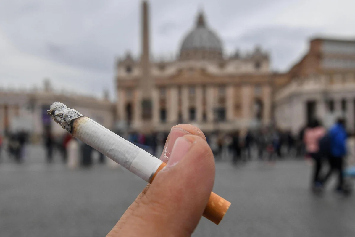 ​Papież Franciszek zabronił sprzedaży papierosów w Watykanie - poinformował dyrektor biura prasowego Stolicy Apostolskiej Greg Burke. Zakaz dotyczy sklepu dla pracowników za Spiżową Bramą i będzie obowiązywał od nowego roku.