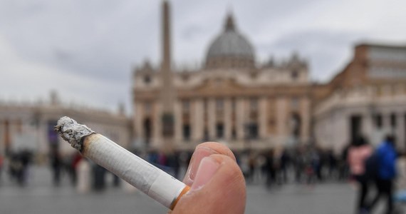 ​Papież Franciszek zabronił sprzedaży papierosów w Watykanie - poinformował dyrektor biura prasowego Stolicy Apostolskiej Greg Burke. Zakaz dotyczy sklepu dla pracowników za Spiżową Bramą i będzie obowiązywał od nowego roku.
