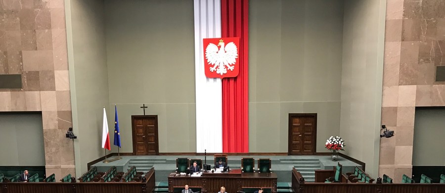 Sejm uchwalił ustawę powołującą Biuro Nadzoru Wewnętrznego, które ma zajmować się nieprawidłowościami w pracy służb podległych MSWiA. Według ministra Mariusza Błaszczaka, ustawa "daje realne narzędzia do nadzoru" nad podległymi służbami. Opozycja chciała jej odrzucenia. Za uchwaleniem ustawy głosowało 243 posłów, przeciw było 165, 5 wstrzymało się od głosu. Wcześniej posłowie nie zgodzili się na odrzucenie projektu ustawy, odrzucili też kilkadziesiąt poprawek zgłoszonych przez opozycję. Teraz ustawa trafi do Senatu.