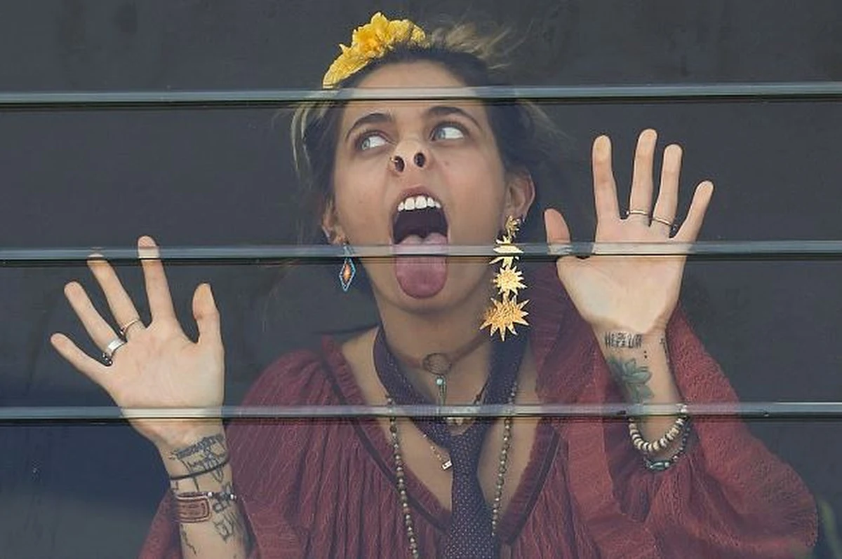 Tegoroczne wyścigi konne Melbourne Cup stały się sceną serii skandalów, jakie swoim zachowaniem wywołała córka zmarłego gwiazdora Michaela Jacksona, Paris. 