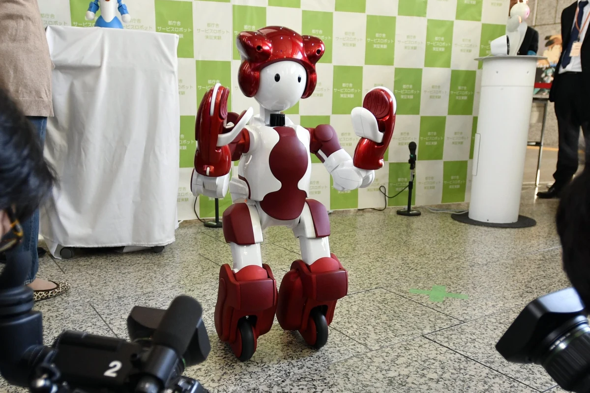 ​W Tokio zaprezentowano pierwsze wielojęzyczne roboty, które mają pomagać kibicom w trakcie letnich igrzysk olimpijskich w 2020 roku, m.in. wskazując im drogę. W ramach testów maszyny będą na razie obsługiwać petentów w urzędach w stolicy Japonii.