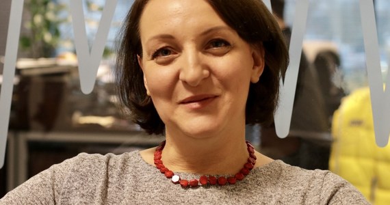 Prof. Magdalena Gawin, wiceminister kultury i Generalny Konserwator Zabytków, była pytana w Porannej rozmowie w RMF FM o to, kiedy na Krakowskim Przedmieściu staną pomniki Lecha Kaczyńskiego i ofiar katastrofy smoleńskiej. „Zgodnie z zapowiedziami Jarosława Kaczyńskiego” - mówiła Gawin. „Powinien stanąć w tym roku, już niedługo”, jednak „nie jestem w stanie podać dokładnej daty” - podkreśliła. „Wiemy, że na okrągłą rocznicę katastrofy smoleńskiej ten pomnik był zapowiadany i mam nadzieję, że tak będzie” - powiedział gość Roberta Mazurka. Pytana o to, który z projektów pomnika podoba jej się bardziej, odpowiedziała: „Bardziej mi się podoba projekt, który jest fragmentem symbolizującym schody do samolotu”. Jej zdaniem „drugi pomnik (…) jest zupełnie płaski”. Podkreśliła jednocześnie, że „oba (projekty) są estetycznie bardzo dobre”. W Porannej rozmowie w RMF FM poruszono także temat powstającego Instytutu Solidarności i Męstwa. „Będziemy chcieli czcić męstwo i solidarność tych wszystkich, którzy pomagali polskim obywatelom podczas II wojny światowej i w latach powojennych, którzy ryzykowali własnym życiem, żeby nam pomóc” - wytłumaczyła. Prof. Gawin powiedziała także Robertowi Mazurkowi, że pomysł wpisania szopek krakowskich na listę światowego dziedzictwa UNESCO to „bardzo dobry pomysł”. Sama dopisałaby do tej listy „radiostację w Gliwicach, bo jest ze względów konserwatorskich bardzo dobra”. „Jest w całości zachowana, jest jedną z trzech takich drewnianych radiostacji” - oceniła w RMF FM Gawin.