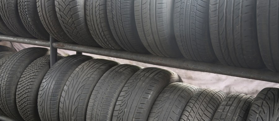 Firma Goodyear wycofuje ze sprzedaży opony zimowe 185/60R14 82T Dębica Frigo 2 M+S, wyprodukowane w okresie na przełomie sierpnia i września w fabryce w Dębicy. Jak czytamy w komunikacie zamieszonym na stronie UOKiK, "mogą posiadać uszkodzenia w obrębie stopki".