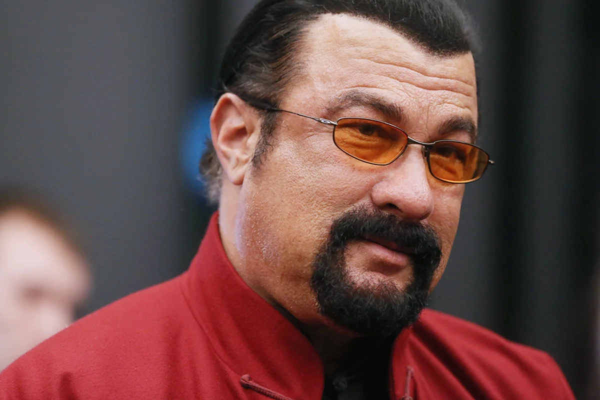 Kolejny skandal w Hollywood. Tym razem molestowania seksualnego miał się dopuścić aktor i producent kina akcji Steven Seagal. Oskarżająca go o to aktorka Portia de Rossi opisała całą sytuację na Twitterze.