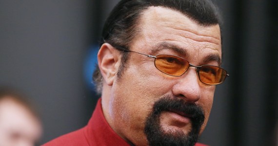 Kolejny skandal w Hollywood. Tym razem molestowania seksualnego miał się dopuścić aktor i producent kina akcji Steven Seagal. Oskarżająca go o to aktorka Portia de Rossi opisała całą sytuację na Twitterze.