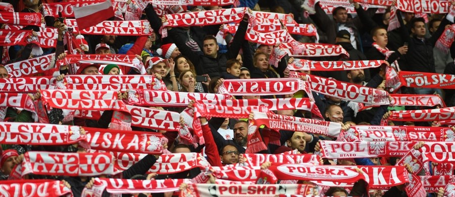 Mężczyźni podczas wykonywania hymnu powinni zdjąć nakrycia głowy, a flaga nigdy nie może dotknąć ziemi - m.in. takie wskazówki znajdują się w miniprzewodniku wydanym przez MSWiA. Poradnik ma być rozdawany kibicom przed piłkarskim meczem Polska-Urugwaj.