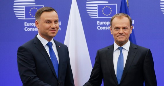 Szef Rady Europejskiej Donald Tusk przyjął zaproszenie prezydenta Andrzeja Dudy na obchody Święta Niepodległości - dowiedziały się "Fakty" TVN. Tusk zapowiedział swoją sobotnią wizytę w Warszawie. Krzysztof Szczerski w rozmowie z korespondentką RMF FM Katarzyną Szymańską-Borginon powiedział, że zaproszenie od prezydenta Donald Tusk - jako były premier - otrzymywał co roku. Rzecznik prezydenta poinformował natomiast, że Tusk złoży 11 listopada wieniec. Nie będzie jednak spotkania w cztery oczy między prezydentem a byłym premierem. 