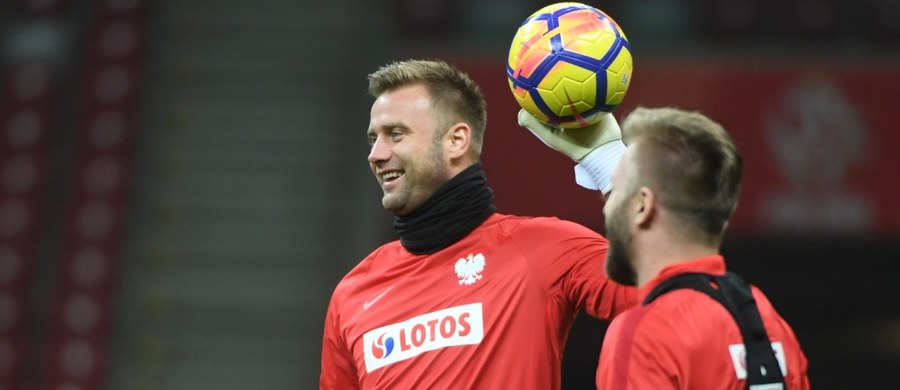 Choć Boruc w reprezentacji Polski miał pseudonim „Lala” (wymyślił to Michał Żewłakow, kiedy nasz bramkarz miał fryzurę z wygolonymi bokami), był postrzegany jako bezkompromisowy twardziel. Potrafił do pionu postawić Lee Naylora tylko dlatego „bo się nie starał” oraz pobić rasistów ze Szkocji, którzy zaczepiali ciężarną Polkę. Powtarzał, że w piłkę będzie grał do trzydziestki, ale zaznacza że mówił to „przed trzydziestką”. Wieczorem odbędzie się ostatni mecz Artura Boruca z orzełkiem na piersi. Bramkarz grał w smutnych czasach dla naszej drużyny narodowej oraz w tych przepełnionych glorią i chwałą. Kariera bramkarza przypominała jazdę na kolejce górskiej – było wiele sukcesów, jak i barwnych upadków. Jedni go uwielbiali, inni nie lubili, ale wszyscy szanowali. Dziś kończy się pewna epoka, która trwała ponad dekadę.