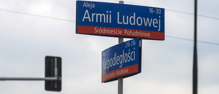 Będzie zmiana nazw ulic w Warszawie - ogłosił wojewoda mazowiecki Zdzisław Sipiera. Decyzja ma związek z wejściem w życie ustawy o dekomunizacji.