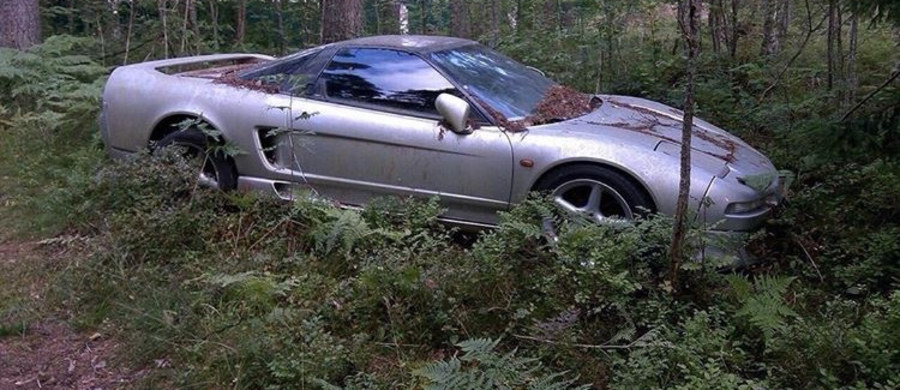 Porzucone auto zostało znalezione w lesie pod Petersburgiem. Jest to wyjątkowy samochód – Honda NSX. Według danych urzędu skarbowego, w Rosji zarejestrowanych jest 20 egzemplarzy auta, o którym marzą fani motoryzacji na całym świecie. Ten konkretny obiekt pożądania rdzewiał wśród drzew już od kilku lat.