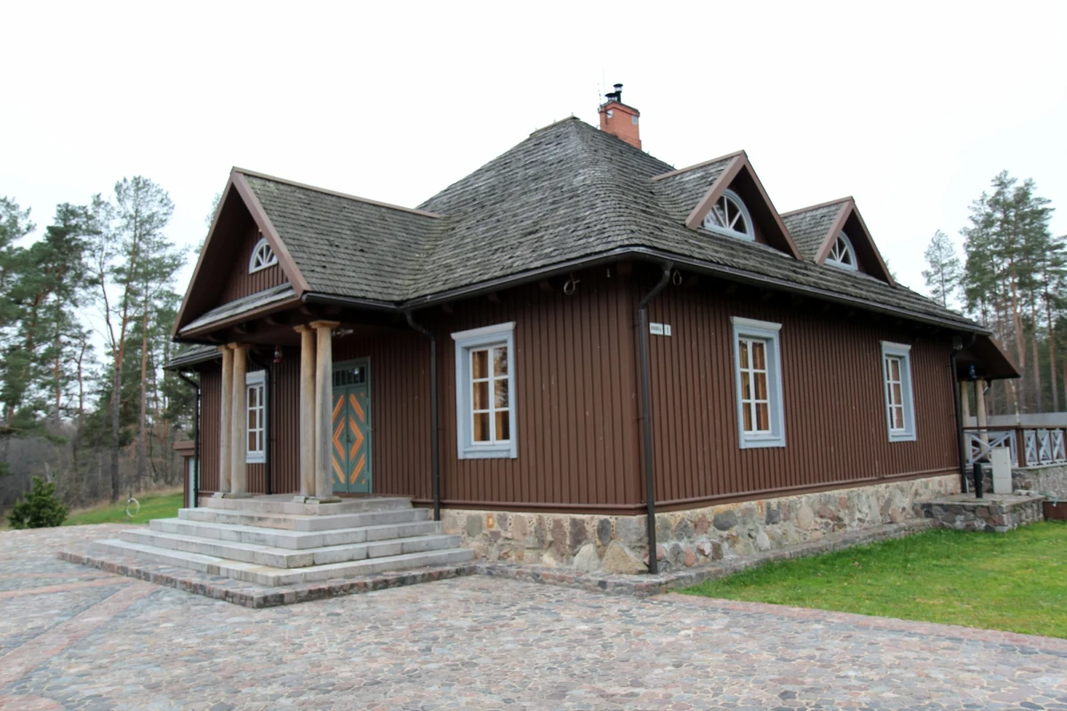 Litewska spółdzielnia rolnicza chce sprzedać prawie dwadzieścia hektarów dawnego majątku Piłsudskich - Zułów, w tym odbudowaną na podstawie przedwojennych zdjęć oficynę. "To jest zrobione tak, że cała odbudowa była wykonana tak jak było w 1936 roku" - tłumaczy w rozmowie z RMF FM Romuald Jurajtis, dyrektor firmy, która chce sprzedać teren.