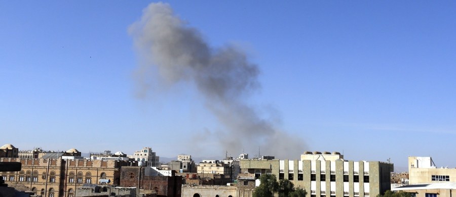 ​Samoloty koalicji pod wodzą Arabii Saudyjskiej dokonały w piątek wieczorem dwóch nalotów na gmach ministerstwa obrony w stolicy Jemenu - Sanie kontrolowany przez rebeliantów Huti - poinformowały lokalne źródła i kontrolowana przez rebeliantów telewizja al-Masirah. Brak informacji o ofiarach.