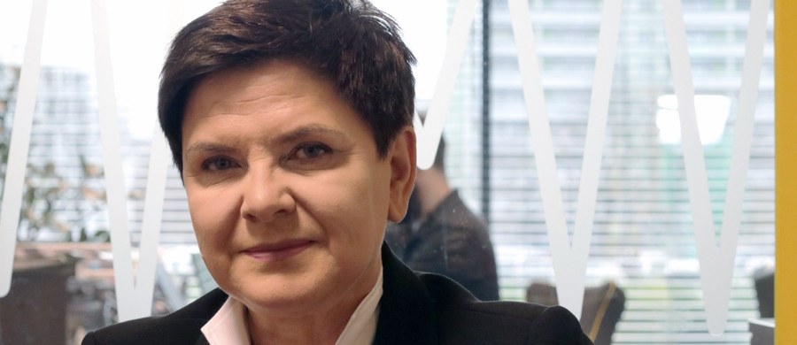 W tej chwili dyskusja nt. zmian w rządzie się toczy - mówi premier Beata Szydło, gość specjalny Krzysztofa Ziemca w RMF FM. "W naszym rządzie tych zmian do tej pory nie było zbyt dużo, ale to wynika z tego, że to jest dobry zespół, których konsekwentnie realizuje program, który przyjął" - zapewnia szefowa rządu. "Nie chcę się koncentrować tylko i wyłącznie nie zmianach personalnych, ale chcę, żebyśmy porozmawiali o zmianie struktury rządu. Pewne resorty w mojej opinii trzeba połączyć, pewne zadania trzeba być może przesunąć do innych resortów" - zapowiada premier Szydło. "Cyfryzacja jest dobrym przykładem - zadania, które realizuje ten resort, są też realizowane w innych resortach. Musimy podjąć decyzję, co z tym zrobić, żeby koordynacja była pełna, żeby nie było rozdźwięku pomiędzy resortami" - tłumaczy szefowa rządu. Dodaje, że takie "kolizje" następują także w innych resortach.  