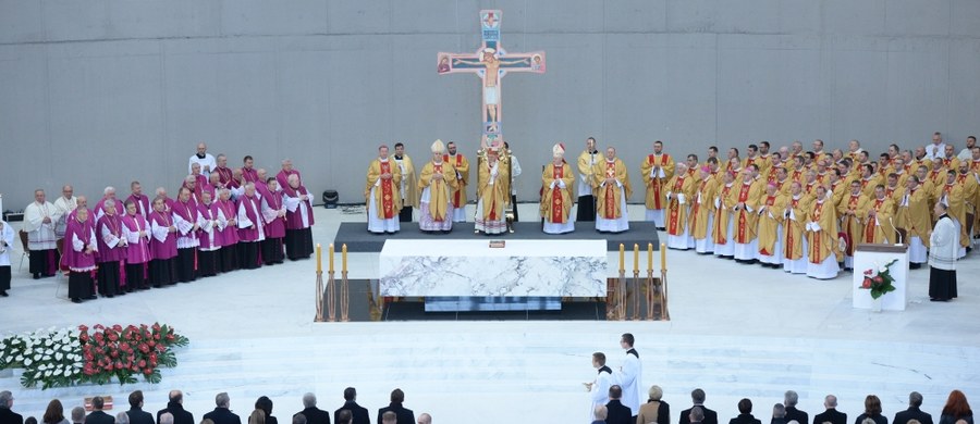 Budowa wspólnoty to zadanie na czas obecny i na przyszłość. Trzeba usuwać to, co dzieli a pomnażać to, co łączy i buduje wspólnotę - powiedział bp połowy Wojska Polskiego Józef Guzdek podczas mszy św. z okazji Święta Niepodległości. Przypomniał też, że "budowa wspólnoty, to podstawowe zadanie także na czas obecny i na przyszłość".