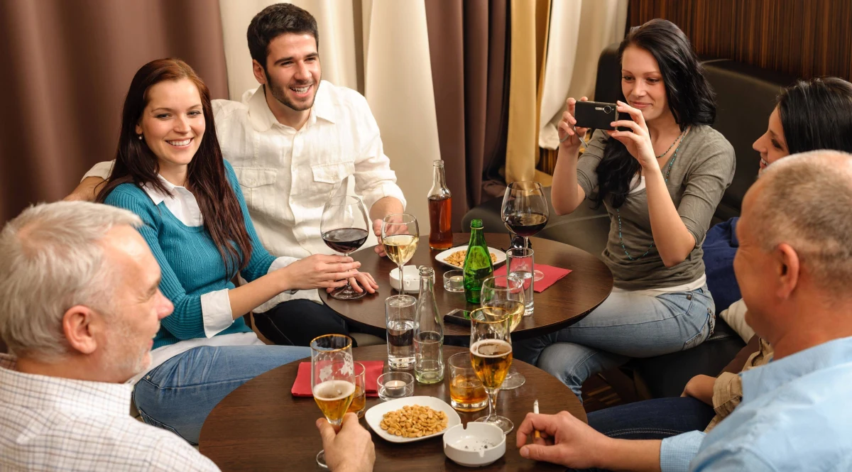 Taka sytuacja może zdarzyć się każdemu. Proszę sobie wyobrazić rodzinę, przyjaciół albo współpracowników w restauracji lub na jakimś przyjęciu. 