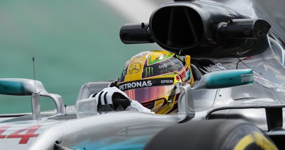 Lewis Hamilton wezwał władze Formuły 1 do wzmocnienia środków bezpieczeństwa, po tym jak uzbrojeni sprawcy napadli na członków ekipy Mercedesa w pobliżu toru Interlagos w Sao Paulo. "Niektórzy moi ludzie byli przetrzymywani z wymierzoną w stronę ich głów bronią" – oświadczył oburzony 4-krotni mistrz świata. 