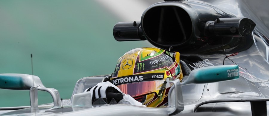 Lewis Hamilton wezwał władze Formuły 1 do wzmocnienia środków bezpieczeństwa, po tym jak uzbrojeni sprawcy napadli na członków ekipy Mercedesa w pobliżu toru Interlagos w Sao Paulo. "Niektórzy moi ludzie byli przetrzymywani z wymierzoną w stronę ich głów bronią" – oświadczył oburzony 4-krotni mistrz świata. 