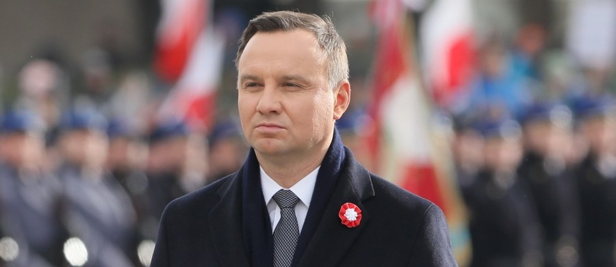 ​Prezydent Andrzej Duda w sobotę rozmawiał przez telefon z prezydentem Ukrainy Petrem Poroszenką, który złożył życzenia z okazji Dnia Niepodległości - poinformował szef gabinetu prezydenta Krzysztof Szczerski. Uzgodnili spotkanie Komitetu Konsultacyjnego w przyszłym tygodniu w kontekście planowanej wizyty w Charkowie. Według Szczerskiego, rozmowa telefoniczna trwała pół godziny. "Prezydent Poroszenko zadzwonił do prezydenta Dudy i złożył życzenia z okazji Dnia Niepodległości podkreślając, że Polska jest strategicznym partnerem i przykładem dla Ukrainy" - powiedział.