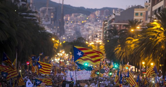 Barcelońska policja poinformowała, że w sobotniej demonstracji, która odbyła się w stolicy Katalonii, wzięło udział 750 tys. ludzi. Domagali się oni zwolnienia z aresztu proniepodległościowych katalońskich polityków. Manifestacja trwała około dwóch godzin, a jej głównym hasłem było: "Wolność dla więźniów politycznych". Wielu protestujących miało ze sobą flagę symbolizującą niepodległość regionu, na której widnieje biała gwiazda w granatowym trójkącie, na tle żółto-czerwonej flagi Katalonii. Na koniec marszu członkowie rodzin aresztowanych separatystów odczytali wiadomości od swoich bliskich.
