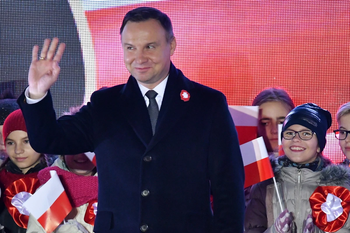 Polskość i duma z bycia Polakiem została przechowana przez pokolenia naszych praojców. To oni krwawili się w kolejnych powstaniach, prowadzili pracę organiczną i kultywowali polską tradycję - powiedział w Stalowej Woli (Podkarpackie) prezydent Andrzej Duda. Prezydent, przemawiając na stalowowolskim Placu Piłsudskiego podkreślił, że Stalowa Wola - obok Gdyni - jest symbolem polskiej dumy.