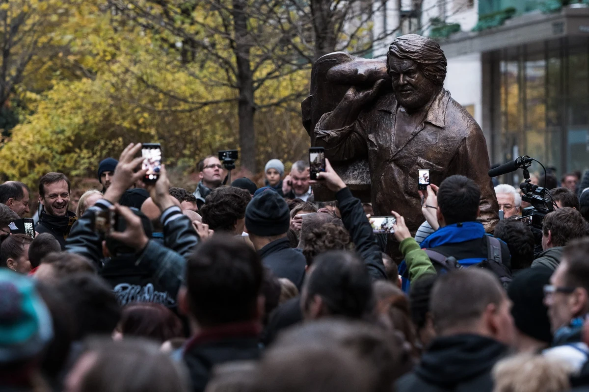 W obecności licznie zgromadzonych mieszkańców Budapesztu w węgierskiej stolicy odsłonięto pomnik gwiazdora spaghetti westernów Buda Spencera. Na uroczystości obecne były córki aktora Cristina i Diamante.