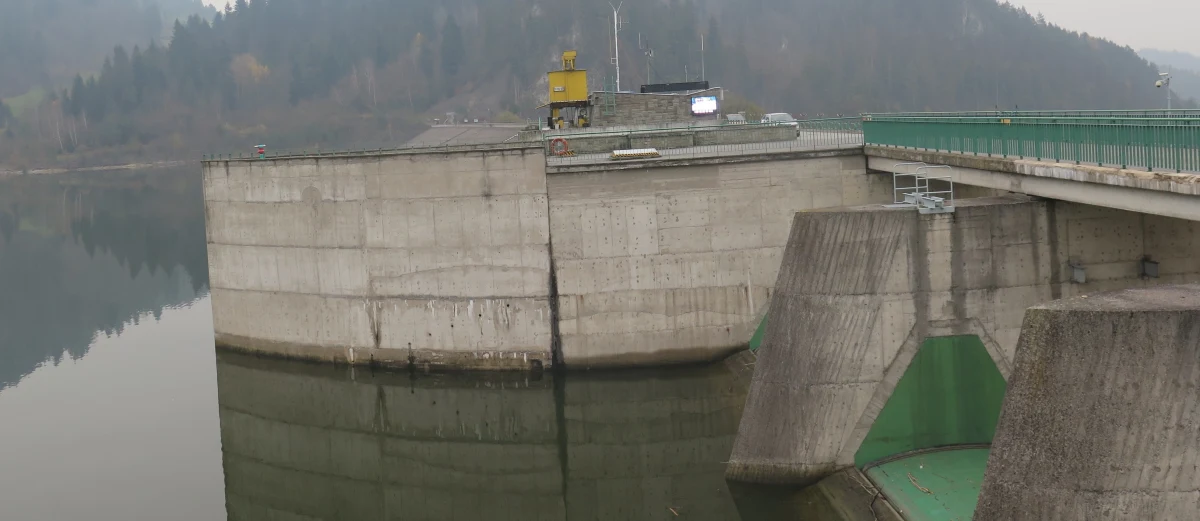 Twoim Niesamowitym Miejscem jest dzisiaj zapora wodna w Niedzicy. Wybudowano ją w latach 1975–1997 niedaleko średniowiecznego zamku. Spiętrza wody Dunajca, tworząc Jezioro Czorsztyńskie.