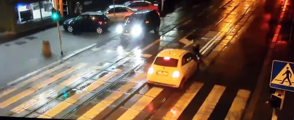 Gliwicka policja opublikowała nagranie z monitoringu pokazujące potrącenie kobiety na oznakowanym i oświetlonym przejściu dla pieszych. „Zadecydowaliśmy o publikacji nagrania, by uświadomić kierowcom, jak łatwo o błąd, który może wpłynąć na życie uczestników zdarzenia i ich rodzin” – tłumaczą funkcjonariusze.