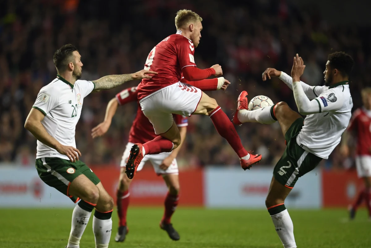 ​Dania po bezbramkowym remisie w pierwszym meczu barażowym z Irlandią w eliminacjach piłkarskich MŚ jest zawiedziona i winę zrzuca się na "prymitywnie" obronną grę gości i fatalny stan murawy na stadionie narodowym Parken, co "podcięło skrzydła szybkim gospodarzom".