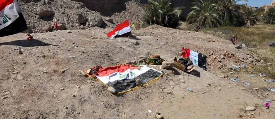 W bazie lotniczej niedaleko irackiego miasta Al-Hawidża w prowincji Kirkuk  odnaleziono masowe groby, w których znajduje się najmniej 400 ciał. Od 2013 roku do początku października tego roku teren był okupowany przez tzw. Państwo Islamskie (ISIS).  