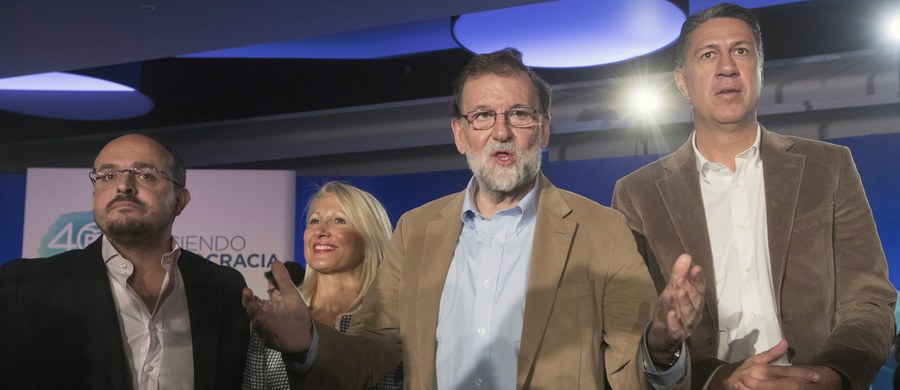 ​Szef rządu Hiszpanii Mariano Rajoy oświadczył na wiecu w Barcelonie, że konieczne jest odzyskanie demokratycznej i wolnej Katalonii. Zwrócił się również do firm, by nie opuszczały tego regionu Hiszpanii. "Chcemy odzyskać Katalonię wszystkich, demokratyczną i wolną" - powiedział Rajoy na wiecu jego Partii Ludowej (PP). 