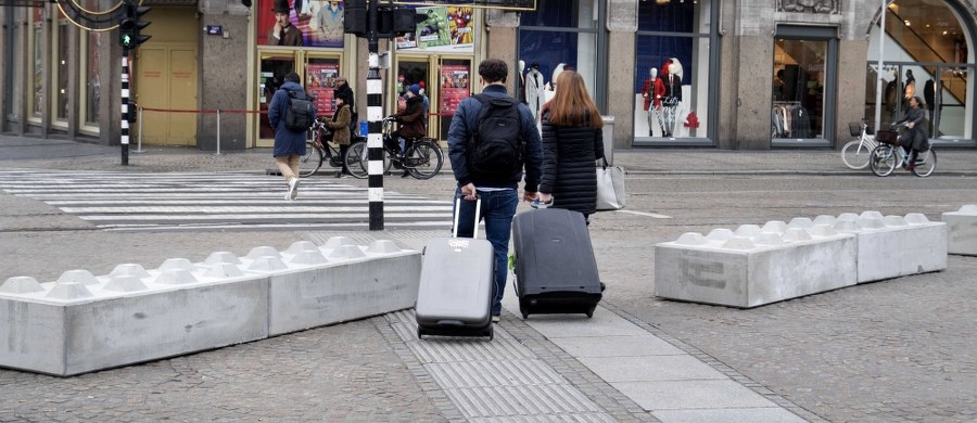 ​Na placu Dam w Amsterdamie ustawiono betonowe zapory, które mają zapobiec zamachom terrorystycznym z wykorzystaniem rozpędzonego samochodu.