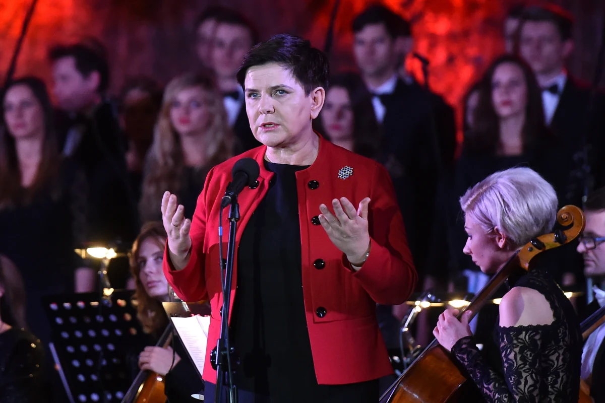 ​Polska otwiera się bardzo szeroko na pomoc dla tych wszystkich, którzy potrzebują jej na świecie; Polacy mają wielkie serca, rozumieją potrzeby innych i są gotowi nieść pomoc - powiedziała premier Beata Szydło w Wieliczce (Małopolskie). Szefowa rządu była gościem oratorium "Polska dla świata. Solidarni z ofiarami wojny". Wydarzenie w wielickiej kopalni soli zainaugurowało cykl koncertów, z których dochód zostanie przeznaczony na budowę szkoły w Homs (Syria), gdzie uczyło się ok. 1,5 tys. dzieci. Na odbudowę placówki potrzeba ok. 1,2 mln zł. Akcję organizuje Caritas Polska oraz Papieskie Stowarzyszenie Pomoc Kościołowi w Potrzebie.