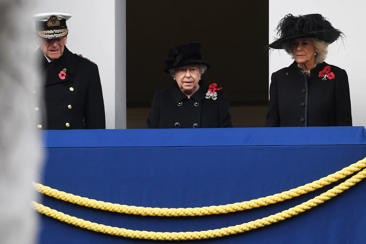 ​Brytyjska królowa Elżbieta II wzięła udział w niedzielnej uroczystości z okazji Niedzieli Pamięci przed pomnikiem Cenotaph w Londynie, ale po raz pierwszy od dawna nie złożyła wieńca. Na jej prośbę zastąpił ją następca tronu, książę Karol. Historycy zaznaczyli, że choć to siódmy przypadek, gdy królowa nie złożyła wieńca, to poprzednie sześć okazji było związanych z jej ciążami oraz wizytami zagranicznymi, które uniemożliwiły jej udział w wydarzeniach. W tym roku 91-letnia monarchini zdecydowała się oglądać uroczystość z balkonu pobliskiego budynku Foreign Office, gdzie towarzyszył jej 96-letni mąż, książę Filip.