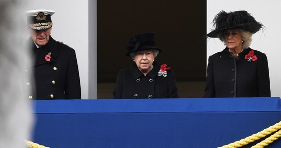 ​Brytyjska królowa Elżbieta II wzięła udział w niedzielnej uroczystości z okazji Niedzieli Pamięci przed pomnikiem Cenotaph w Londynie, ale po raz pierwszy od dawna nie złożyła wieńca. Na jej prośbę zastąpił ją następca tronu, książę Karol. Historycy zaznaczyli, że choć to siódmy przypadek, gdy królowa nie złożyła wieńca, to poprzednie sześć okazji było związanych z jej ciążami oraz wizytami zagranicznymi, które uniemożliwiły jej udział w wydarzeniach. W tym roku 91-letnia monarchini zdecydowała się oglądać uroczystość z balkonu pobliskiego budynku Foreign Office, gdzie towarzyszył jej 96-letni mąż, książę Filip.
