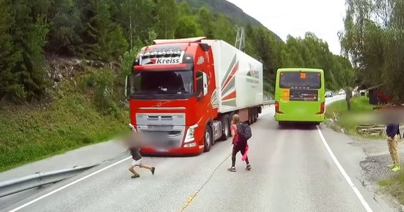 Mrożące krew w żyłach chwile uchwyciła kamera zamontowana w samochodzie, jadącym za autobusem szkolnym na drodze krajowej nr 7 w miejscowości Gol w Norwegii. Kierowca autobusu szkolnego zatrzymuje się, z pojazdu wysiadają dzieci i wybiegają na jezdnię tuż przed nadjeżdżającą z przeciwnej strony ciężarówką.