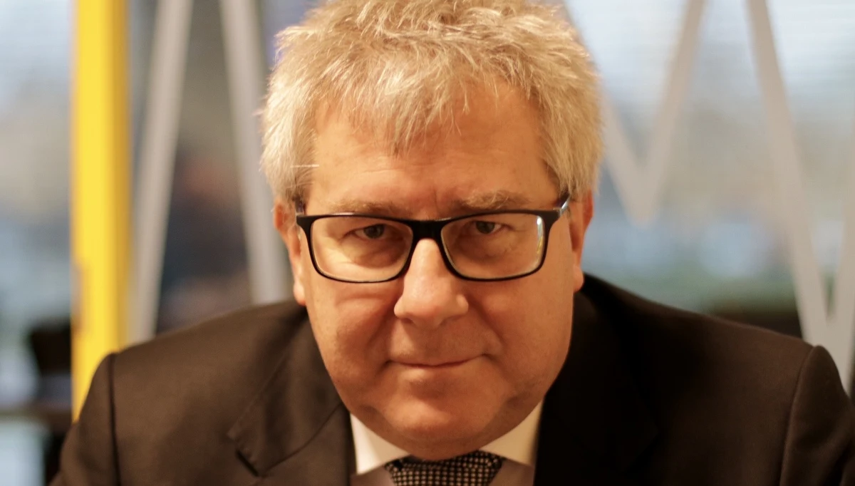 "O rekonstrukcji się nie gada, tylko się ją robi" - tak Ryszard Czarnecki odpowiada w Porannej rozmowie w RMF FM na pytanie, czy Beata Szydło zostanie szefem rządu. "Za chwilę druga rocznica powstania rządu PiS, zacznie się kompleksowe podsumowanie tego, co zrobili członkowie Rady Ministrów, łącznie z panią prezes Rady Ministrów, i wtedy na pewno będzie pan miał satysfakcję" - mówi gość Roberta Mazurka. Przyznaje, że nie chce odpowiedzieć na pytanie o los pani premier. "W tej chwili jest twórczy dialogi z NSZZ "Solidarność" i z instytucjami kościelnymi, stanęliśmy na minimum dwóch niedzielach" - tak eurodeputowany mówi o zakazie handlu w niedziele. "Dialog trwa, sam jestem ciekaw, jak się zakończy" - dodaje. Czarnecki odnosi się też do końca sporu PiS-prezydent ws. ustaw sądowych. "To jest zwycięstwo obu stron. Obie strony mają satysfakcję z tego zawartego jeszcze nieformalnie porozumienia" - uważa. "Z tego, co słyszymy, z tego porozumienia wynika, że opozycja też ma szanse mieć na to wpływ" - tak odpowiada na pytanie Roberta Mazurka, czy będzie ponadpartyjna większość do wyboru Krajowej Rady Sądownictwa. "Pan rzecznik już rzecznikiem nie jest. Taka jest decyzja władz Młodzieży Wszechpolskiej. I dobrze" - poinformował w internetowej części Porannej rozmowy w RMF FM Ryszard Czarnecki. "Wypowiedź absolutnie niefortunna, fatalna" - tak gość Roberta Czarnecki ocenia słowa Mateusza Pławskiego o tym, że MW nie jest rasistami, ale "separatystami rasowymi".